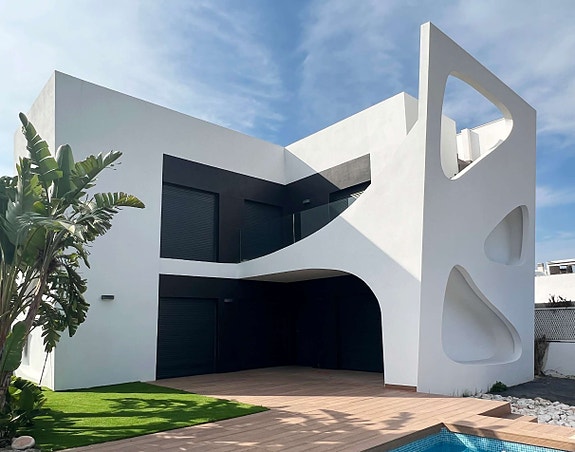 Eksklusiv villa med 3 soverom og 3 bad | Takterrasse og nydelig hage med eget basseng | Parkering