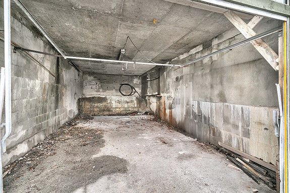 Det er også en dyp garasje på tomten.
