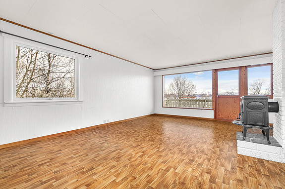 Romslig stue, god plass for møblering i flere soner.
