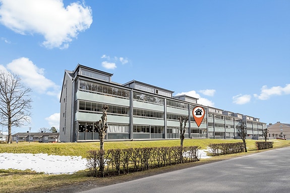 Velkommen til Thor Heyerdahls gate 40 - en stor 2 roms leilighet i 1. etasje med fin innglasset balkong.