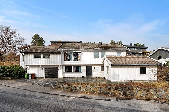 Velkommen til Hestheia 22! Stor og flott bolig med sentralt beliggenhet.