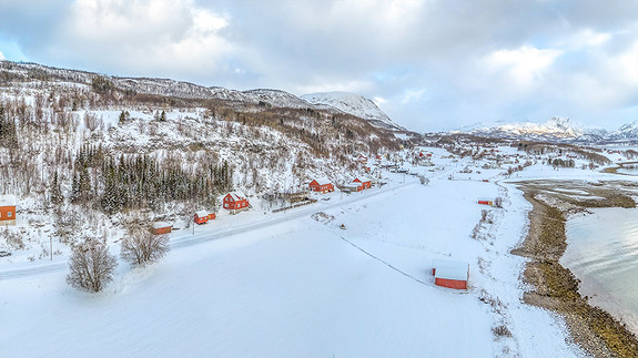 På eiendommen står det en enebolig, stabbur, vedskjul, garasje og naust.
