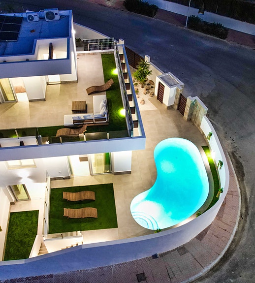 SOLGT! Lekker villa | 3 soverom og 2 bad | Privat basseng | Nydelig uteområde | Takterrasse