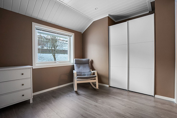 Praktisk skyvedørsgarderobe.