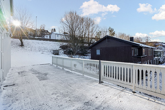 Fra veranda er det direkte adkomst til pent opparbeidet hageområde.