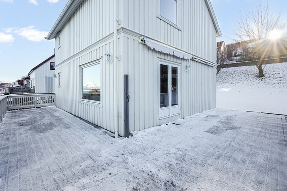 Solrik veranda med god plass for diverse utemøblement.