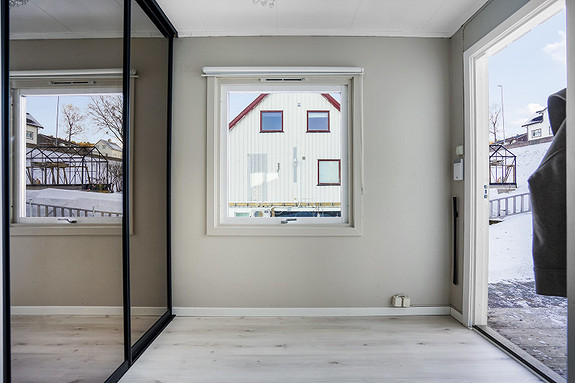 Gang med skyvedørsgarderobe og mulighet for oppheng av yttertøy.