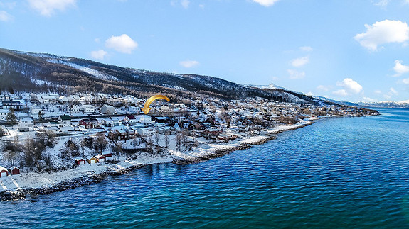 Fra boligen er det også kort vei til Emmenes barnehage, flotte turmuligheter langs sjøen og på Ankenesfjellet, samt en kort kjøretur til dagligvarebutikk, treningssenter, barneskole, fotballarena m.m. Det er kun ca.10 minutters kjøring til Narvik sentrum.