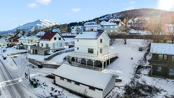 Eiendommen ligger i et veletablert boligstrøk på ytre Ankenes. Gangavstand til barnehage og umiddelbar nærhet til sjøen.