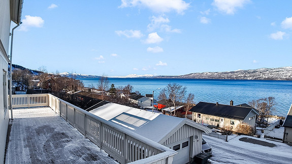 Gode solforhold hvor man om sommeren kan nyte solen fra morgen og helt til solen går ned. Her har man midnattssolen om sommeren.