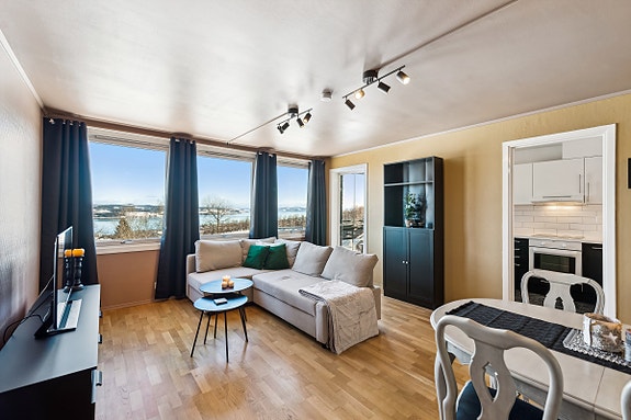 Ett-roms leilighet i 3. etasje med flott utsikt til Mjøsa.