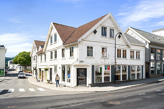 Velkommen til Elvegaten 15! Kombinasjonsbolig i bykjernen av Flekkefjord.