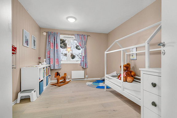 Soverom 2 er romslig og har god plass til både soveromsmøbler og leker