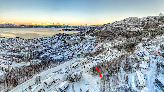 Fra leiligheten er det kort avstand til lysløype og alpinanlegg. Snarvei til turområde gjennom skogen.