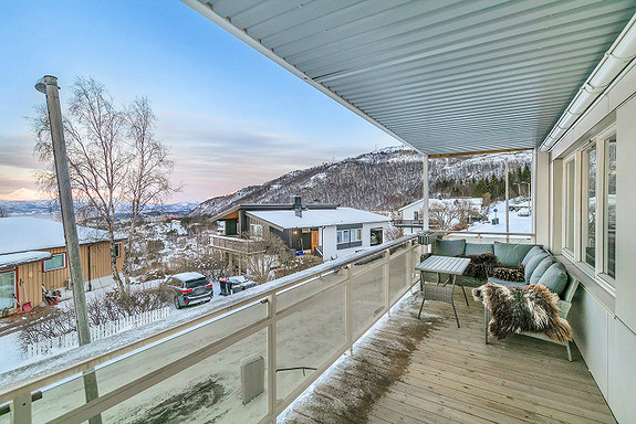 Fra stue er det utgang til overbygd balkong