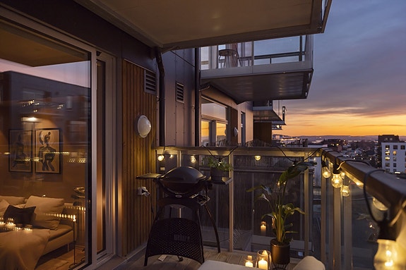 Velkommen til Lørenveien 55A - En fantastisk 2-roms med meget god standard i 6. etasje med heis! Solrik balkong med nydelig utsikt! Presentert av Sylvia Post ved Nordvik Bolig!