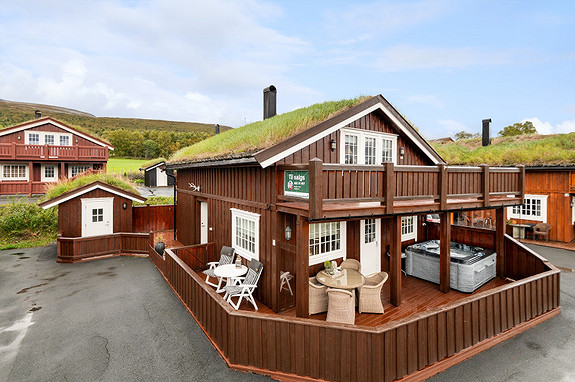 Flott fritidsbolig som er omringet av noe av det beste Norge har å tilby av naturlandskap rett utenfor hytteveggen. 2 sportsboder, jacuzzi og flere terrasser med nydelig utsikt- og solforhold