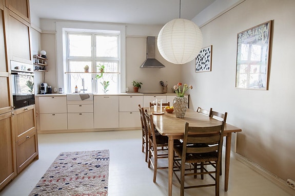 Hyggelig spisekjøkken med moderne stilren innredning.