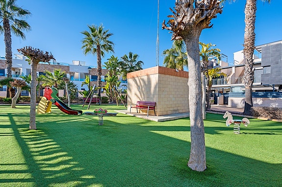 SOLGT! Moderne rekkehus med 3 soverom og 3 bad - Takterrasse - Fullt møblert!