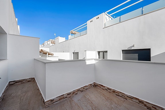 SOLGT! Moderne rekkehus med 3 soverom og 3 bad - Takterrasse - Fullt møblert!