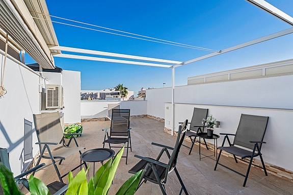 SOLGT! Moderne rekkehus med 3 soverom og 3 bad - Takterrasse - Fullt møblert!