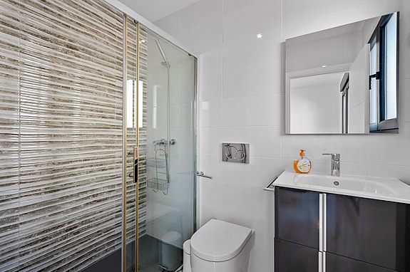 SOLGT! Moderne rekkehus med 3 soverom og 3 bad - Takterrasse - Fullt møblert!