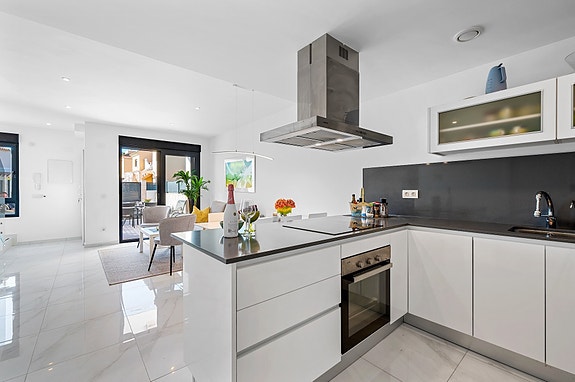 SOLGT! Moderne rekkehus med 3 soverom og 3 bad - Takterrasse - Fullt møblert!