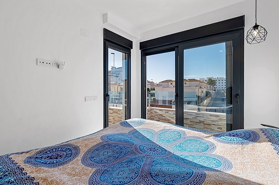 SOLGT! Moderne rekkehus med 3 soverom og 3 bad - Takterrasse - Fullt møblert!