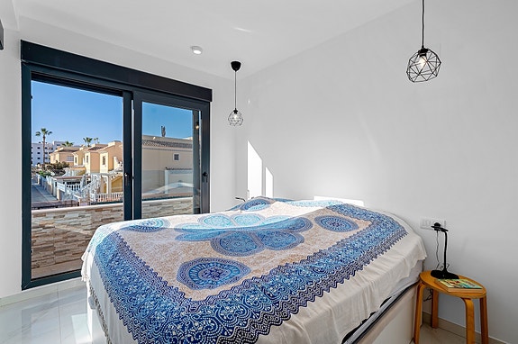 SOLGT! Moderne rekkehus med 3 soverom og 3 bad - Takterrasse - Fullt møblert!