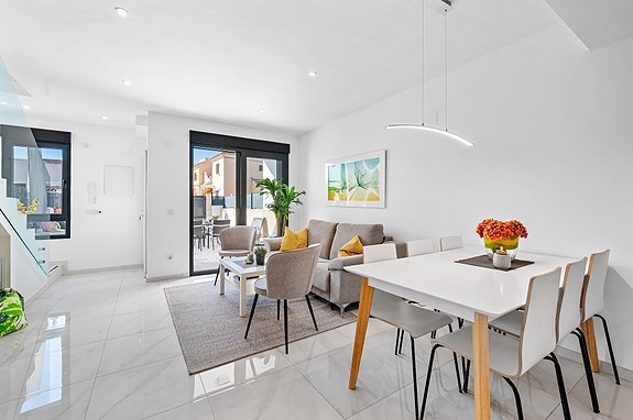 SOLGT! Moderne rekkehus med 3 soverom og 3 bad - Takterrasse - Fullt møblert!