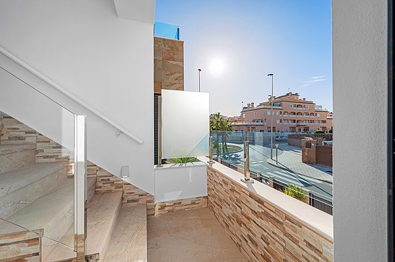 SOLGT! Moderne rekkehus med 3 soverom og 3 bad - Takterrasse - Fullt møblert!