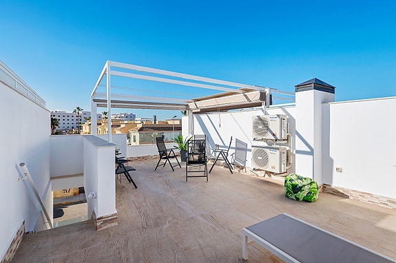 SOLGT! Moderne rekkehus med 3 soverom og 3 bad - Takterrasse - Fullt møblert!