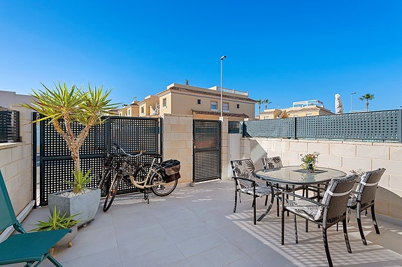 SOLGT! Moderne rekkehus med 3 soverom og 3 bad - Takterrasse - Fullt møblert!