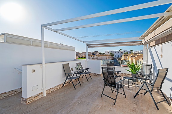 SOLGT! Moderne rekkehus med 3 soverom og 3 bad - Takterrasse - Fullt møblert!