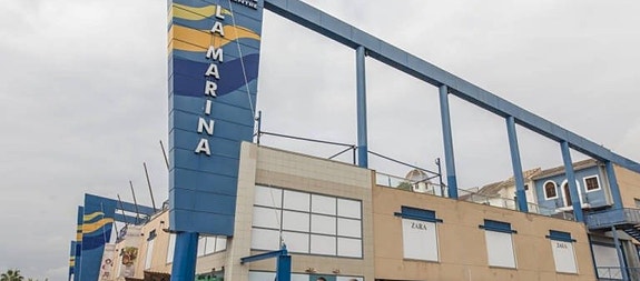 NØKKELFERDIG! Ny eksklusiv villa i Finestrat | 3 soverom og 3+1 bad | Stor tomt med basseng | Takterrasse og Garasje