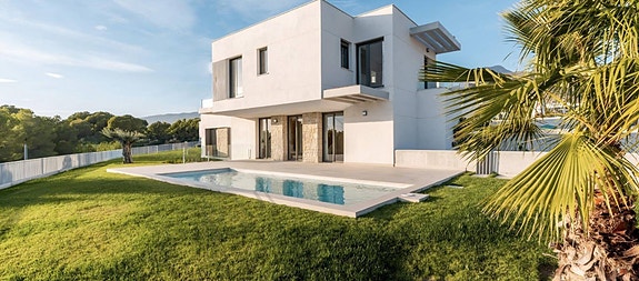 NØKKELFERDIG! Ny eksklusiv villa i Finestrat | 3 soverom og 3+1 bad | Stor tomt med basseng | Takterrasse og Garasje