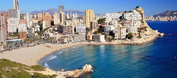 NØKKELFERDIG! Ny eksklusiv villa i Finestrat | 3 soverom og 3+1 bad | Stor tomt med basseng | Takterrasse og Garasje