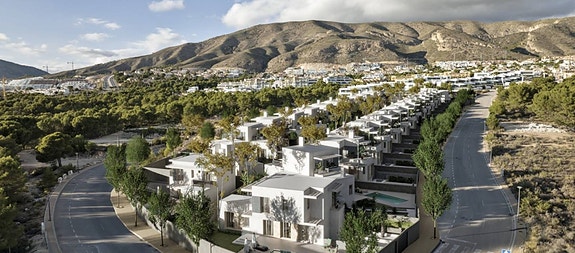 NØKKELFERDIG! Ny eksklusiv villa i Finestrat | 3 soverom og 3+1 bad | Stor tomt med basseng | Takterrasse og Garasje