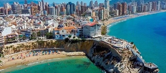 NØKKELFERDIG! Ny eksklusiv villa i Finestrat | 3 soverom og 3+1 bad | Stor tomt med basseng | Takterrasse og Garasje