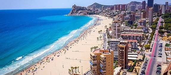 NØKKELFERDIG! Ny eksklusiv villa i Finestrat | 3 soverom og 3+1 bad | Stor tomt med basseng | Takterrasse og Garasje