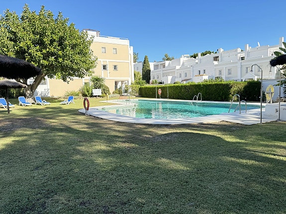 Moderne leilighet med 3 soverom, privat hage og utsikt mot golfbanen - Ferdig møblert