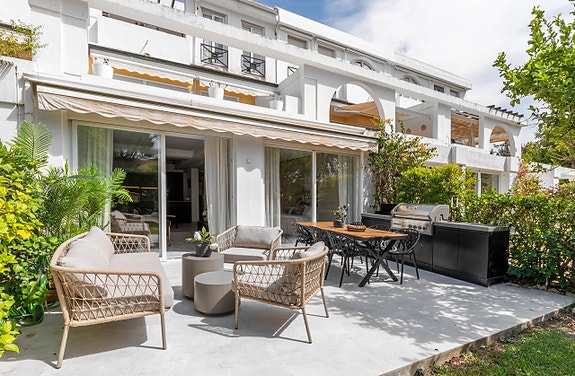 Moderne leilighet med 3 soverom, privat hage og utsikt mot golfbanen - Ferdig møblert