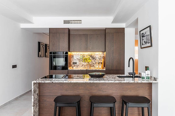 Moderne leilighet med 3 soverom, privat hage og utsikt mot golfbanen - Ferdig møblert