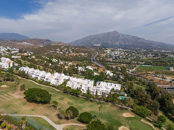 Moderne leilighet med 3 soverom, privat hage og utsikt mot golfbanen - Ferdig møblert