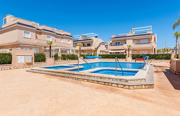 SOLGT! | Flott rekkehus med 3 soverom og 2 bad | Takterrasse | Gangavstand til restauranter