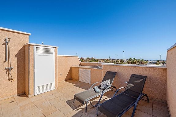 SOLGT! | Flott rekkehus med 3 soverom og 2 bad | Takterrasse | Gangavstand til restauranter