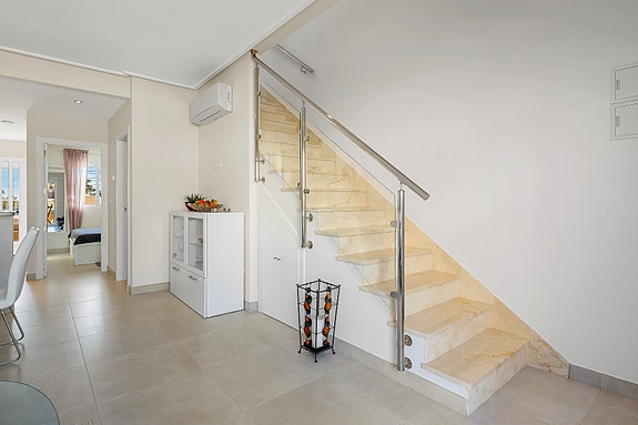 SOLGT! | Flott rekkehus med 3 soverom og 2 bad | Takterrasse | Gangavstand til restauranter