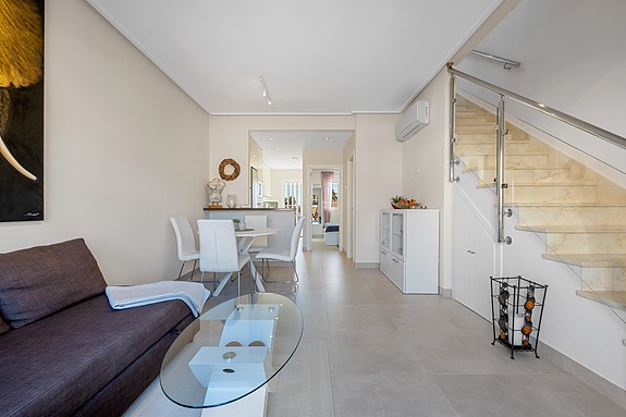 SOLGT! | Flott rekkehus med 3 soverom og 2 bad | Takterrasse | Gangavstand til restauranter