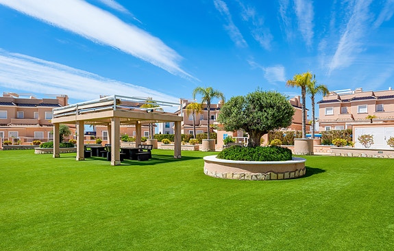 SOLGT! | Flott rekkehus med 3 soverom og 2 bad | Takterrasse | Gangavstand til restauranter