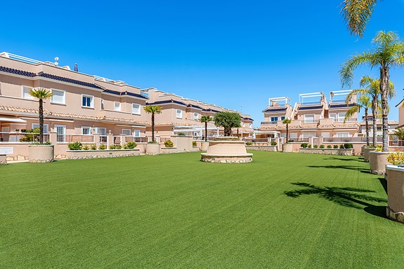 SOLGT! | Flott rekkehus med 3 soverom og 2 bad | Takterrasse | Gangavstand til restauranter